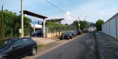 Casa Liberty presenta espaciosa, moderna e iluminada casa campestre ubicada en sector aledaña a la ciudad, con un atea de 1.250m2, cuenta con sala, comedor, cocina integral, zona de ropas, tres habitaciones, cinco baños, estudio, estacionamiento para cinco vehículos, amplias zonas verdes y hermosos jardines, piscina, salon de eventos, zona bbq y muy buenos acabados, el sector es de alto desarrollo y valorización, con amplios accesos y vías pavimentadas, residencial, tranquilo y con un clima espectacular, cercano a parques, supermercados, restaurantes, estaciones de servicio, transporte publico y vías principales. COD101186