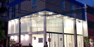Casa Liberty presenta moderno, iluminado y amplio local comercial esquinero con un área de 110m2, cuenta con amplios espacios, fachada en vidrio templado, pisos en porcelanato y muy buenos acabados, el sector es comercial, con alto flujo vehicular y peatonal, con amplios accesos y vías pavimentadas, cercano a parques, supermercados, centros comerciales, restaurantes, transporte publico y vías principales. COD101180