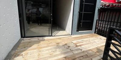 COD 7631
Local en Poblado Patio bonito, consta de 90 metros, balcón amplio, piso en madera.
Cerca a supermercados, transporte público, colegios, universidad, centros comerciales.