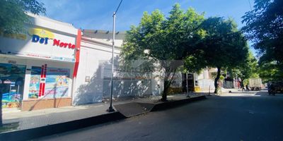 Casa Liberty presenta magnifico local comercial con muy buena ubicación, cuenta con un área de 225m2, pisos en porcelanato y fachada en vidrio templado, el sector es comercial, con alto flujo vehicular y peatonal, amplios accesos y vias pavimentadas, cercano a parques, supermercados, centros comerciales, eps, restaurantes, zonas de comercio, transporte publico y vias principales. COD101100