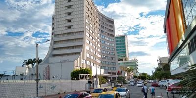 Casa liberty presenta este amplio y exclusivo lote de 2.400 metros cuadrados, con muy buena ubicación, esquinero, vías pavimentadas, el sector es mixto (residencial y comercial), cercano a vías principales, centros comerciales, supermercados, colegios, restaurantes y transporte publico. cod 101002