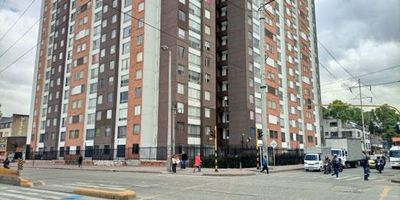 Fascinante apartamento en La Estanzuela, con una ubicación ideal para disfrutar en familia. Situado en la Calle 6A con Carrera 18, a pocos pasos de la estación de TransMilenio Tygua San José. El apartamento cuenta con amplios espacios, cocina integral con estufa y calentador a gas, sala y comedor donde podrá apreciar los amaneceres y atardeceres de la ciudad. Posee una excelente distribución con una alcoba, un estudio, un clóset, un baño, persianas y blackout. El edificio ofrece diversas amenidades como salón social, cancha múltiple, gimnasio al aire libre, sendero de trote, zona de mascotas, lavandería comunal, terrazas de esparcimiento, salón de juegos y zona BBQ. Cualquier información adicional contáctenos al número 314 3658146 o al correo electrónico german.amorteguiinmobiliariabogota.com. El equipo de Inmobiliaria Bogotá está comprometido en ofrecerte una experiencia de vida excepcional desde el momento en que eliges formar parte de nuestra comunidad. 