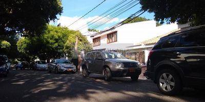 Casa Liberty presenta amplia, fresca e iluminada casa con magnifica ubicación, con un área lote de 425m2 y un área construida de 394 m2, cuenta con sala, comedor, cocina integral, zona de ropas, habitación de servicio con baño, parqueadero para cuatro vehículos, estudio, piscina, una habitación principal con vestier y baño privado, tres habitaciones auxiliares y un baño social, terraza, pisos en granito y retal de mármol y muy buenos acabados, el sector es residencial, comercial y corporativo, con amplios accesos y vías pavimentadas, cercano a parques, supermercados, centros comerciales, clínicas, edificios corporativos, zonas de comercio, transporte publico y vías principales. COD100996