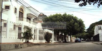 Casa Liberty presenta amplia y moderna casa con magnifica ubicación, con muy buena distribución de espacios, cuenta con un área lote de 300m2 y un área construida de 700m2, primer piso;  sala, comedor, estudio, habitación principal con vestier y baño, zona de ropas, antejardin, cocina integral, estacionamiento para cuatro vehículos;segundo piso; tres habitaciones, dos con closets y una con vestier, cada una con baño privado, una oficina y amplios pasillos, tercer piso; terraza, zona bbq, sauna a gas, pisos en gres y una vista panorámica del sector, la casa cuenta con pisos en mármol y porcelanto y muy buenos acabados, el sector es mixto (residencial y comercial), cuenta con amplios accesos y vías pavimentadas, cercano a parques, universidades, bancos, supermercados, transporte publico, restaurantes y vías principales. COD100969