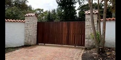 Hermosa casa campestre Ubicada en exclusivo conjunto campestre, esta propiedad cuenta con lote de 4.571 m y 320 m construidos. Casa de estilo colonial, en excelente estado, con amplios espacios y finos acabados.Dispone de alcoba principal amplia y dos alcobas secundarias, entrada vehicular con puerta eléctrica, hermosas vistas y entorno natural. Conjunto pequeño, seguro, con vías adoquinadas y fácil acceso. A pocos minutos de Centro Chía, Fontanar y vías principales, perfecta para vivir en tranquilidad cerca de todo.