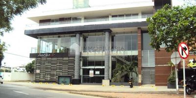 Casa Liberty presenta exclusiva, amplia e iluminada edificación con magnifica ubicación, con un área lote de 319 m2 y 1.276 m2 construidos, cuenta con cuatro niveles, pisos en porcelanato, el primer piso cuenta con bahía de parqueo para doce vehículos, amplia área de exhibición, cuarto frió y área de cocina, el segundo nivel cuenta con área común y ascensor, zonas de baños y área de cocina, el tercer nivel cuenta con 2 apartamentos distribuidos de la siguiente manera, apartamento #1; cinco habitaciones de las cuales dos tienen baño privado, sala, comedor, cocina integral y zona de ropa,  el apartamento #2; cuatro habitaciones con baño privado cada una, dos baños auxiliares, sala, comedor, cocina integral y zona de ropas, y en el cuarto piso cuenta con terraza y espectacular vista panorámica y excelentes acabados, el sector es mixto, con alto flujo vehicular asegurando así una buena exposición de marca, cercano a centros comerciales y zonas de comercio. COD100818