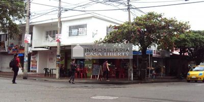 Casa Liberty presenta amplia y esquinera edificación con magnifica ubicación, con un área lote de 220 m2 y 450 m2 construidos, cuenta con tres locales en el primer piso  y una oficina  en el segundo piso rentando, cuenta con un baño en cada local, pisos en cerámica y buenos acabados, el sector es comercial, con alto flujo vehicular y peatonal, con amplios accesos y vías pavimentadas, cercana a parques, supermercados, colegios, parqueaderos, transporte publico, zonas de comercio y vías principales. COD100833