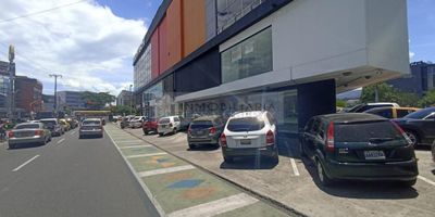 Casa Liberty presenta amplio e iluminado  local esquinero con magnifica ubicación, con un área de 498 m2, cuenta cuenta con pisos en porcelanato, fachada en vidrio templado, dos niveles, amplio deposito, un baño y excelentes acabados, el edificio ofrece portería y vigilancia, el sector es comercial, con bastante flujo vehicular y peatonal asegurando así una exposición de marca, cercano a hoteles, restaurantes, centros comerciales, almacenes de marca, transporte publico y vías principales. COD100804