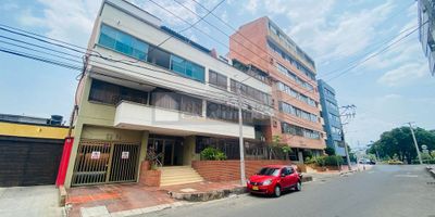 Casa liberty presenta este amplio y acogedor apartamento con muy buena distribución de espacios en exclusivo sector de la ciudad, cuenta con un área de 96 m2 construidos, el cual consta de tres habitaciones, tres baños, sala - comedor, cocina integral, zona de ropas, pisos en cerámica, y vista al exterior, el sector es tranquilo, fresco, seguro, cercano a supermercados, restaurantes, colegios, transporte publico, acceso y vías principales pavimentadas. cod 100764