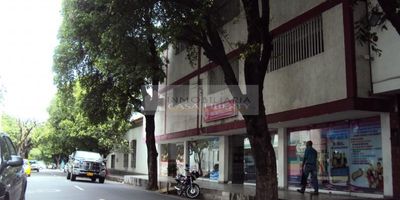 Casa Liberty presenta exclusiva edificación en zona céntrica de la ciudad, con un area de 1.088 m2 de lote y 1.627 m2 de construidos, cuenta con 3 niveles, 24 salones u oficinas, pisos en cerámica, baños para hombres y mujeres y amplios espacios, el sector es comercial, con alto flujo vehicular y peatonal, accesos y vías pavimentadas, cercano a parques, papelerías, colegios, universidades, centros comerciales, transporte publico y demás zonas de comercio. cod 100684