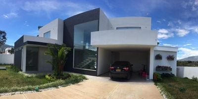 CASA LIBERTY PRESENTA ESTA ESPECTACULAR CASA UBICADA EN EL CONJUNTO LA RESERVA SECTOR VISTA HERMOSA, LA CUAL CUENTA CON DOS NIVELES, CUATRO HABITACIONES, CINCO BAÑOS, HABITACIÓN DE SERVICIO, DOS PARQUEADEROS CUBIERTOS, CUATRO PARQUEADEROS SIN CUBIERTA, PISOS EN PORCELANTO, COCINA INTEGRAL, ESTUDIO, SALA TV, BALCÓN,TERRAZA, PISCINA, Y ZONAS VERDES. COD 100530