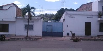 inmobiliaria Casa Liberty presenta este amplio lote con excelente ubicación, cuenta con un área de 1.67 m2. el sector es residencial, con amplios accesos y vías internas pavimentadas, cercano a supermercados, parques, canchas deportivas, transporte publico y vías principales. cod 100509