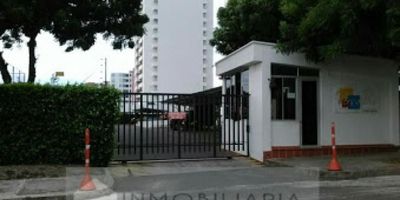 CASA LIBERTY PRESENTA ESTE ACOGEDOR APARTAMENTO EN EXCELENTE ESTADO EN EL EDIFICIO  VERSALLES, CUENTA CON TRES HABITACIONES, TRES BAÑOS, UN PARQUEADERO, PISOS EN PORCELANATO, COCINA INTEGRAL, HABITACIÓN DE SERVICIO,ESTUDIO,SALA,BALCÓN,TERRAZA,PATIO,DEPOSITO,VIGILANCIA 24 HORAS, SALÓN SOCIAL,PISCINA,JUEGOS INFANTILES, CANCHAS MÚLTIPLES,Y GIMNASIO. COD 100503