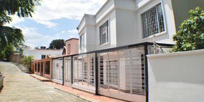 CASA UBICADA EN EL CONJUNTO CERRADO VILLA CAMILA CAMPESTRE LOS PATIOS, 2 NIVELES, 4 HABITACIONES, 6 BAÑOS,  DOS PARQUEADEROS, PISOS EN PORCELANATO, COCINA INTEGRAL,HABITACIÓN DE SERVICIO,ESTUDIO, SALA TV, PATIO, Y ZONA BBQ.  COD 100454