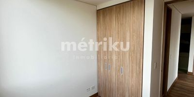 Disfruta de la comodidad y el diseño de este moderno apartamento recién entregado, ubicado en el piso 2 de un proyecto nuevo en La Castellana, el corazón de Bogotá.

El inmueble cuenta con 2 habitaciones, 2 baños, 1 parqueadero y acabados contemporáneos que destacan por su estilo y funcionalidad.

Vive rodeado de excelentes zonas sociales: coworking, gimnasio, zona de juegos, lavandería, terraza y BBQ, ideales para equilibrar trabajo, bienestar y descanso.

Su ubicación estratégica en estrato 4 te permite estar cerca de vías principales, restaurantes, comercios y transporte público, en una de las zonas más exclusivas y céntricas de la ciudad.

Perfecto para quienes buscan un hogar moderno, bien ubicado y con espacios que inspiran calidad de vida.