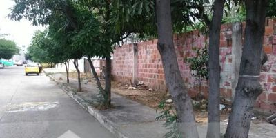 Lote en venta esquinero de 1300 m² en Cúcuta, en el barrio LA RIVIERA, sector Sayago. Este terreno cuenta con una ubicación estratégica en Norte de Santander, a media cuadra de la Serviteca. Es un espacio ideal para el desarrollo de proyectos residenciales o comerciales en una zona con vigilancia. Su amplia área lo hace apto para diversas construcciones en Sayago, Cúcuta. Interesados en este lote, por favor, usen las opciones de whatsapp, quiero que me contacten o ver teléfonos.