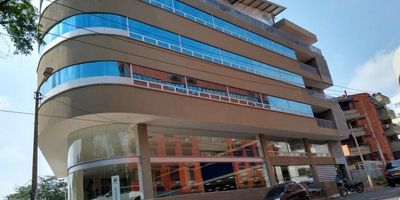 Casa Liberty presenta amplia, moderna e iluminada terraza con un área de 363m2, cuenta con amplios espacios, fachada den vidrio templado y una espectacular vista panorámica a la ciudad, el edificio ofrece vigilancia privada y parqueadero, el sector es residencial y comercial, de alto desarrollo y valorización, cercano a parques, restaurantes, hoteles, centros comerciales, transporte publico y vias principales. COD. 100399