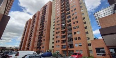 Se vende una propiedad en el conjunto Caminos de Fontibón, ubicado en el barrio La Estación de Bogotá D.C. La propiedad cuenta con 3 habitaciones, 2 baños, sin baños de visita y una superficie total de 47 m², de los cuales 45 m² están techados. Año de construcción 2022 en excelente estado de conservación. El conjunto ofrece servicios como alberca, área recreativa, juegos infantiles, salón de eventos, seguridad nocturna, servicio de mantenimiento, wifi, cuarto de lavado, salón para niños y accesibilidad para adultos mayores y personas con discapacidad.  DFJ-444
