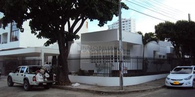 Casa Liberty presenta esta amplia casa esquinera en excelente sector de la ciudad, Cuenta con cuatro alcobas,seis baños sala, comedor, estudio, deposito, cocina integral ,zona de ropas, piscina y tres parqueaderos. El sector es residencial, tranquilo y seguro, cercano a parques, supermercados,restaurantes, colegios,vías y acceso pavimentados. COD. 100327.