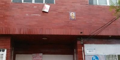 CASA EN EXCELENTE UBICACIÓN,SE COMPONE DE TERRAZA , APTO EN SEGUNDO PISO Y DOS LOCALES COMERCIALES EN EL PRIMER PISO, BAHIA PARA PARQUEADERO CON CAPACIDAD DE 3 AUTOMÓVILES. COD 100341