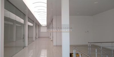 Casa Liberty presenta ocho espectaculares oficinas en zona céntrica de la ciudad, cuenta con un área de 12m2 aproximadamente, con un baño cada uno y fachada en vidrio templado, pisos en porcelanato y buenos acabados, el sector es comercial, alto flujo vehicular y peatonal, vías y accesos pavimentados, cercano a parques, centros comerciales, almacenes de marca, transporte publico y zonas de comercio. cod 100340