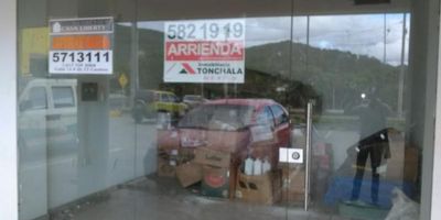 Arriende este local comercial de 10 m² en Los Patios, Norte de Santander. Ubicado en el barrio San Francisco, específicamente en el KM 8, este local en primer piso cuenta con 1 baño. Ofrece vigilancia para mayor seguridad. Es una opción práctica para diversas actividades comerciales en una zona con movimiento. Este inmueble de 15 años de antigüedad es ideal para establecer su negocio en Los Patios. Para más detalles o coordinar una visita, puede contactarnos por WhatsApp o ver nuestros teléfonos.