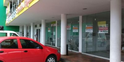 Se arrienda local comercial en Los Patios, Norte de Santander, ubicado en el barrio San Francisco, sector del KM 8. Este espacio de 20 m² en el primer piso es ideal para su negocio, contando con 1 baño y ofreciendo vigilancia para la seguridad de su actividad. Con una antigüedad de 15 años y estrato 3, este local presenta una opción funcional en una zona consolidada. El canon de arriendo es de $1.800.000. Para conocer más sobre este local comercial en Los Patios, contáctenos por WhatsApp, solicite que lo contacten o vea los teléfonos.