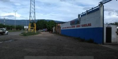 Se vende lote en Cúcuta, ubicado en el estratégico Anillo Vial El Escobal, dentro del Barrio La Quinta, Norte de Santander. Este terreno ofrece una extensa área de 15,000 m², ideal para desarrollo comercial o inversión en la ciudad. Actualmente funciona como Parqueadero Boyacá y cuenta con vigilancia, aportando seguridad y valor. Su ubicación en Cúcuta, con estrato 3, proporciona conectividad. Esta propiedad en venta es una opción por su tamaño y localización en una zona relevante. Para conocer el inmueble o más información, contáctenos vía WhatsApp, a través de la opción quiero que me contacten, o revise nuestros teléfonos.