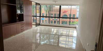 EXCELENTE APARTAMENTO !

Oportunidad de comprar este hermoso apartamento de 120 m2  más parqueadero en sótano, ubicado en el tradicional barrio Versalles, cercano a supermercados,  centros médicos, bancos, centros comerciales, vías principales y transporte público, en el octavo piso de exclusivo edificio, excelente estado de conservación, sala comedor,   amplio balcón,  cocina integral,  3 alcobas, la principal con baño privado,  baño de alcobas y/o social, , cuarto de servicio con baño, zona de oficios, finos acabados en madera,   portería presencial  permanente, planta eléctrica total, ascensores, hall de recepción, , EXCELENTE PRECIO DE NEGOCIACION!