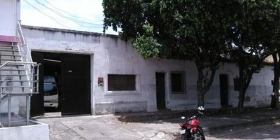 Se vende bodega esquinera en el barrio San Luis, Cúcuta, Norte de Santander. Este inmueble comercial, de una planta, cuenta con un área construida de 840 m², ideal para empresas que buscan espacio en la ciudad. Ofrece vigilancia para mayor tranquilidad y operatividad. Con 25 años de antigüedad, esta propiedad es una opción estratégica para su negocio en venta. Precio: $850.000.000. Para más detalles, por favor contacte a través de las opciones de whatsapp, quiero que me contacten o ver teléfonos.