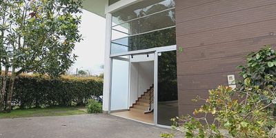 Asegure su próxima inversión comercial en la zona más exclusiva y de mayor valorización del Oriente Antioqueño. Este local dúplex se encuentra en el reconocido Mall El Hato, en el centro de Llanogrande, garantizando flujo constante de clientes de alto nivel.

Rentabilidad Garantizada: Ideal para posicionamiento de marca, oficinas o retail de nicho.
Diseño Exclusivo: 70 m² Dúplex (doble altura) que maximizan el espacio y la visibilidad.
Ubicación Premium: Localizado en Rionegro, con cercanía a vías principales, centros comerciales y transporte público.
Comodidades: Incluye 1 baño y 1 parqueadero.

Inicie o expanda su negocio en el epicentro comercial de Llanogrande. ¡Contáctenos para conocer el potencial de esta ubicación!