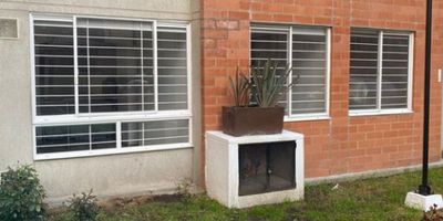 La propiedad en venta se ubica en el barrio El Portal de Fontibón, en la ciudad de Bogotá D.C. Construida en el año 2017, se encuentra en buen estado, tiene 46.45 metros cuadrados y cuenta con 3 habitaciones, 1 baño y cocina integral. Entre los servicios disponibles se destacan gimnasio, juegos infantiles, asador, zona para mascotas, portería y parqueadero comunal. Una propiedad ideal para aquellos que buscan comodidad y variedad de servicios en un entorno residencial tranquilo.   DFN-335
