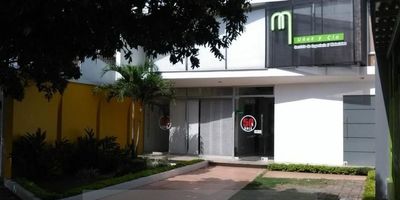 CASA DE DOS NIVELES UBICADA EN BARRIO BLANCO, LA CUAL CONSTA DE 3 HABITACIONES, 2 BAÑOS, Y 2 PARQUEADEROS. ARERA LOTE 215.28 M2. COD 100192.