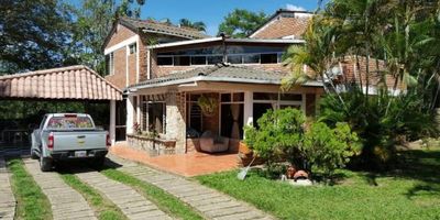 CABAÑA EN LA RECTA LOS ALAMOS, TIENE PISCINA 3X3, JACUZZI, CANCHA MULTIPLE, ZONA BBQ, 1 PESEBRERA, GALLINERO, 2 KIOSKOS, CASA AGREGADA, CASA PRINCIPAL CON PARABOLICA