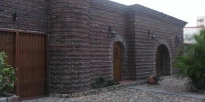 CASA AL LADO DEL RESTAURANTE ANKA (EL CASTILLO) EXCELENTE UBICACIÓN, 4 HABITACIONES,  5 BAÑOS, 2 PARQUEADEROS, PISOS EN CERÁMICA, COCINA INTEGRAL, SALA TV, PATIO, PISCINA, DEPOSITO, BBQ. COD 100163