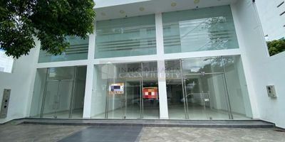 LOCALES  AL LADO DEL HOTEL HOLLIDAY INN .NUEVOS, DUPLEX, FACHADA EN VIDRIO TEMPLADO BAHIA DE PARQUEADERO PARA 5 CARROS. COD 100091