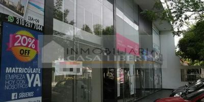 Se arrienda local comercial en Cúcuta, ubicado en el barrio Libertadores, sector Caobos. Este local de un piso, con una antigüedad de 10 años y estrato 4, ofrece 100 m² de área construida y 1 baño. La propiedad incluye vigilancia, ideal para negocios que buscan seguridad en Norte de Santander. Ubicado estratégicamente en la Avenida 2E, cuenta con excelente acceso para clientes y proveedores. El canon de arriendo es de $4.200.000. Para más información sobre este local en Cúcuta, contáctenos vía WhatsApp, a través de la opción Quiero que me contacten o Ver teléfonos.