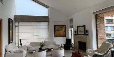 APARTAMENTO AMOBLADO  , EXTERIOR , CUENTA CON CINCO PARQUEADEROS , DEPÓSITO, ESTUDIO INDEPENDIENTE , CUARTO DE LAVANDERÍA ,   SALA INDEPENDIENTE , COCINA INTEGRAL , ASCENSOR, CERCA A RESTAURANTES , SUPERMERCADOS , VIAS PRINCIPALES, PARQUES , VIGILANCIA 24 HORASCUENTA CON  PISCINA, TURCO SAUNA SALA DE MASAJES , PRÁCTICA DE GOLF, 2 CANCHAS DE SQUASH , GYM, SALÓN COMUNAL, SALA DE LECTURA, SALA DE BILLAR ,ZONA INFANTIL CON SALON COMUNAL INFANTIL ,ASISTENCIA PERSONALIZADA DE SIETE MAÑANA A OCHO PM EN ZONAS HÚMEDAS PISCINA Y ZONA INFANTIL