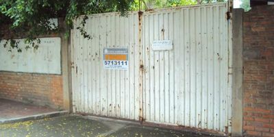 Casa Liberty presenta excelente lote con  magnifica ubicación, cuenta con un área de 7.234 m2, con uso de suelo mixtos, en zona de alto desarrollo, el sector es residencial, con amplios accesos y vías pavimentadas, cercano a parques, supermercados, restaurantes, colegios, centros comerciales, transporte publico y vías principales. COD100042