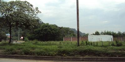 inmobiliaria casa liberty presenta lote ubicado en el sector del escobal, con un excelente frente sobre toda la vía principal, tiene un area de 7.200 M2. se encuentra cerca a vias principales, bodegas y servicio de transporte publico.