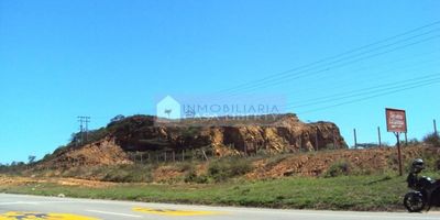 Casa Liberty da a conocer exclusivo lote en el sector de los vados, patios, con un área de 12.681 metros cuadrados, con uso de suelos múltiples, el sector es tranquilo, fresco, confortable, de alto desarrollo y valorización, cercano a estaciones de gasolina y vías principales. cod 100016