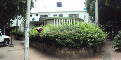 Casa Liberty presenta edificación esquinera con excelente ubicación, con un área de 618 metros cuadrados, la cual cuenta con 2 niveles, recepción, sala de espera, ocho habitaciones, seis baños, bahía de parqueadero para doce vehículos, parqueadero interno para un vehículo, pisos en cerámica, edificio apropiado para eps, clínica, gimnasio o cualquier actividad comercial, el sector es comercial y altamente transitado, el edificio esta ubicado sobre la diagonal santander, frente al estadio,cercano a zonas comerciales, colegios, universidades, centros comerciales, terminal de transportes, iglesias, estación de servicio, transporte publico y vías principales. cod 10009