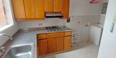 679-72919 Se arrienda apartamento de aprox 100metros, ubicado en el sector de Laureles cerca al segundo parque de laureles y al éxito de la 70. Con excelentes espacios e iluminación perfecto para disfrutar en familia, con fácil acceso a transporte público cercano. 