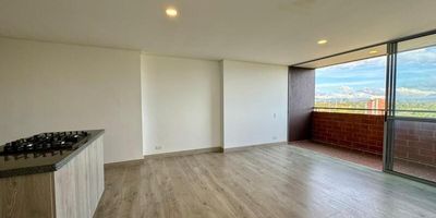 Codigo 23495. Apartamento en venta ubicado en Rionegro sector Los BalconesApartamento para estrenar, sector campestre, hermosa vista, con excelentes acabados, en sitio tranquilo, arborizado, fresco, buen transporte público, buen vecindario y excelente ubicación.Valor administración: $312.000Valor predial: $953.941 anualVías de acceso como: Principal hacia Rionegro, Aeropuerto internacional José Maria Córdoba, Túnel de Oriente, San Antonio y La Ceja.Cerca a: Bancos, Clínicas, Iglesias, Colegios, Restaurantes, Supermercados y Tiendas de Abastecimiento, Centro recreativo comfama Tutucan, Malls y Centros comerciales.Descripción general: 3 habitaciones, 1 vestier, 2 closet, 2 baños, Salon - comedor, Cocina abierta integral, Biblioteca o estudio, Zona de ropas, Balcón, Parqueadero sencillo, Cuarto útil, Red de gas y Servicios públicos.La unidad cuenta con Portería 24 horas, Lobbie, Coworking, Parque infantil, Salón de juegos para niños, Cancha, Salón de juegos para adultos, Gimnasio, Salón social, Zona de bbq, Piscina para adultos, Piscina para niños, Sauna, Turco, Jacuzzi, Zonas verdes, Zona de mascotas y Parqueadero de visitantes.