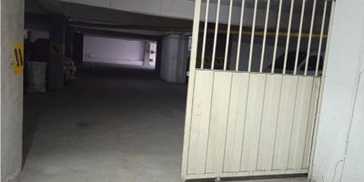 Ubicada en plena ciudad de Cartagena de Indias, específicamente en el departamento de Bolívar, se encuentra esta bodega en venta con una amplia área de terreno de 600 M2 y un área construida de 20 M2. Perfecta para aquellos que buscan iniciar o expandir su negocio en una de las zonas más comerciales y turísticas de Colombia.

Internamente, esta bodega cuenta con un espacioso depósito, ideal para almacenar y organizar productos. Además, cuenta con una conexión eléctrica estable, para garantizar el correcto funcionamiento de equipos y maquinaria.

Externamente, esta propiedad ofrece una serie de ventajas que hacen de ella una excelente inversión. Cuenta con acceso para discapacitados, lo que la convierte en un lugar inclusivo y accesible para todos. Su acceso pavimentado permite una fácil entrada y salida de vehículos de carga.

Su ubicación también es un gran beneficio, ya que se encuentra cerca de zonas urbanas y centros comerciales, lo que facilita la distribución y venta de productos. Además, su cercanía a colegios y universidades la convierte en una excelente opción para proyectos educativos o de investigación.

Si buscas un lugar para establecer tu oficina de negocios, esta bodega es perfecta para ti. Cuenta con un parqueadero para visitantes, lo que facilita el acceso y comodidad de clientes y colaboradores. También se encuentra cerca de parques y zonas verdes, brindando un ambiente agradable y tranquilo para el trabajo.

Con una portería y recepción, esta propiedad ofrece un servicio de vigilancia y seguridad las 24 horas del día, garantizando la protección de tu negocio y tus productos. Además, al estar sobre una vía principal y con transporte público cercano, cuenta con una excelente ubicación para atraer clientes potenciales.

En los alrededores de esta bodega también encontrarás un centro médico, ideal para atender cualquier emergencia que pueda surgir. Además, se encuentra cerca de jardines y colegios, lo que brinda un gra