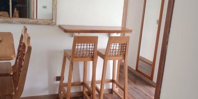 Apartamento unidad cerrada cuenta con 3 habitaciones, 2 baños parqueadero comunes, se entrega con el mobiliario, unidad cerrada cuenta con piscina, juegos infantiles salón social, zona BBQ, zonas verdes, buenas rutas de transporte, cerca supermercados.