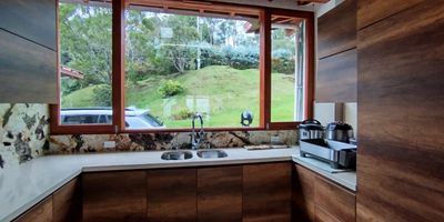 "Casa en arriendo amoblada o sin amoblar!

Se ofrece en arriendo una casa ubicada en una zona estrategica, con una excelente vista y todas las comodidades que necesitas.

La propiedad cuenta con:

- Area construida de 580 metros cuadrados
- No paga agua, un ahorro adicional para ti
- Arboles frutales para disfrutar de la naturaleza
- Puerta electrica con control remoto para una mayor seguridad
- Rondero 12 horas para una mayor tranquilidad
- Camaras de seguridad para proteger tu hogar
- Porteria 24/7 para una mayor seguridad y control de acceso

La casa es moderna y cuenta con:

- Cocina moderna equipada para preparar tus comidas favoritas
-5 Banos modernos y comodos 
-Turco para relajarte 
- Gimnasio
- Cuarto util 
- Parqueadero cubierto 
- Excelente vista para disfrutar del paisaje
- Ubicacion estrategica para acceder a todo lo que necesitas
Puedes elegir entre arrendarla amoblada o sin amoblar, segun tus necesidades y preferencias.
Contactanos para obtener mas informacion