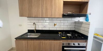  Apartamento en arriendo  Unidad cerrada completaVive con comodidad y estilo en este moderno apartamento de 58 m, ubicado en una unidad cerrada con todas las amenidades que necesitas para disfrutar cada día. Perfecto para parejas o familias que buscan un espacio acogedor, funcional y seguro. Características principalesÁrea 58 m2 alcobas con excelente iluminación y ventilación2 baños con acabados modernosSala comedor amplia e integradaCocina integral equipadaZona de ropas independienteParqueadero privado La unidad ofrecePortería y seguridad 24 horasPiscina, gimnasio y zonas verdesJuegos infantiles y salón socialExcelentes vías de acceso y cercanía a transporte público Canon de arriendo $3.000.000 mensualesDisfruta de la tranquilidad, comodidad y bienestar que mereces, en un entorno moderno y seguro. ¡Agenda tu visita y enamórate de tu nuevo hogar!