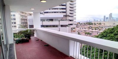 Excelente oficina ubicada en el Centro de Cartagena, en pleno corazón del centro de la ciudad. Ubicación estratégica sobre vía principal, con fácil acceso a transporte público, estaciones de Transcaribe, bancos, notarías, y demás entidades comerciales y gubernamentales. Espacio abierto, divisiones internas (según aplique), 1 baño privado, baños comunales en el piso Cocineta, Pisos en porcelanato. Excelente iluminación natural y vista panorámica. Vigilancia 24 horas y control de acceso. Ascensores modernos y recepción. Facil acceso peatonal y vehicular.