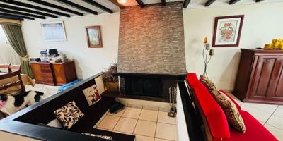 INF: FLOR JIMENEZ, Excelente casa ubicada en Las Villas, en Conjunto Cerrado, distribuida de dos pisos, sala comedora semi independientes, amplia cocina cerrada zona de lavandería cuarto y baño de servicio, gran patio interior, 4 amplias alcobas y lindo altillo, de estudio o estar, con 3 baños, un garaje cubierto y depósito. conserje en el día. Excelente ubicación y buenas vías de acceso.